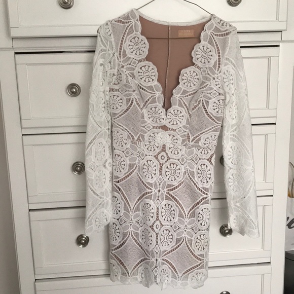 Tobi Dresses & Skirts - White lace body con dress